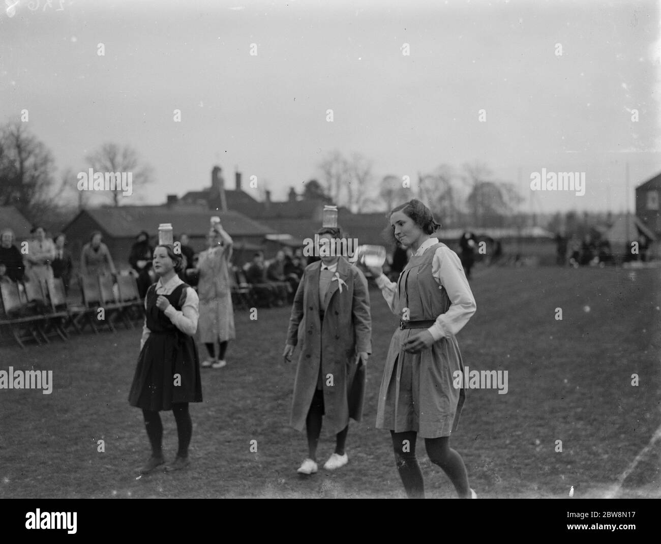 Swanley College Sport. Mädchen im Wettbewerb in der "Jam-Glas auf dem Kopf" Rennen. 1935 Stockfoto