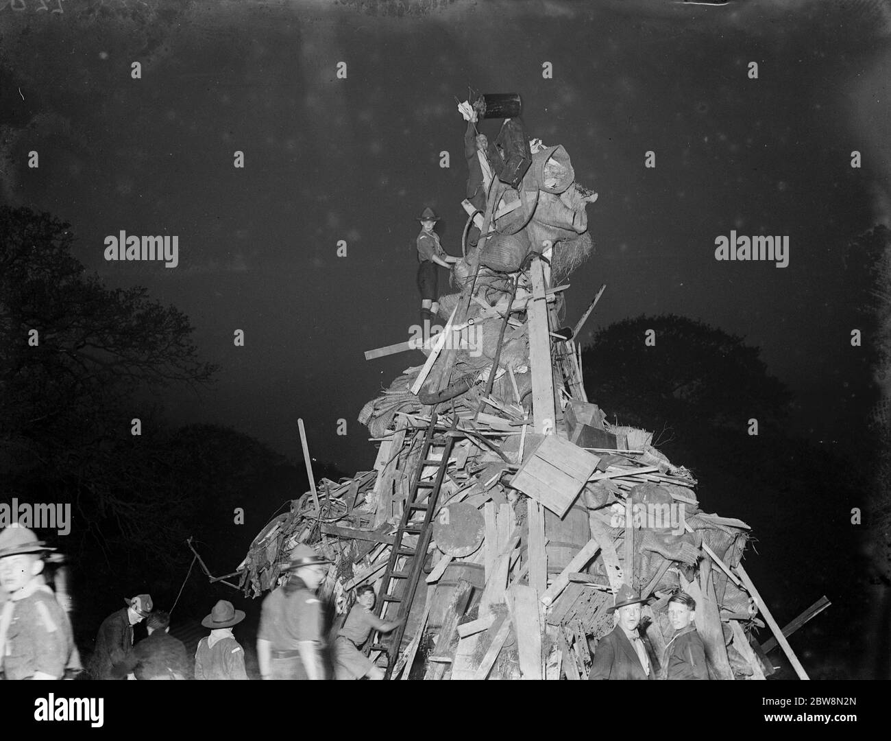 Die Pfadfinder bauen ein riesiges Lagerfeuer, um das Silberne Jubiläum von König George V. zu feiern. 1935 Stockfoto