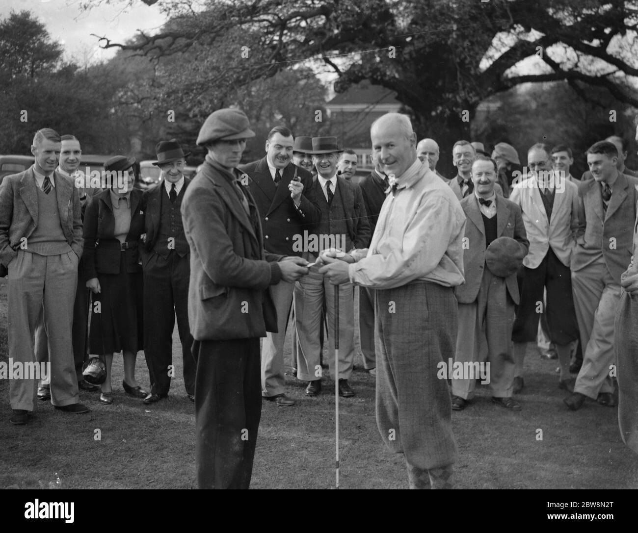 Sidcup Golf Club ' s neuen Kapitän gibt seine Scorecard zu seinem Caddie. 31. Oktober 1937 Stockfoto