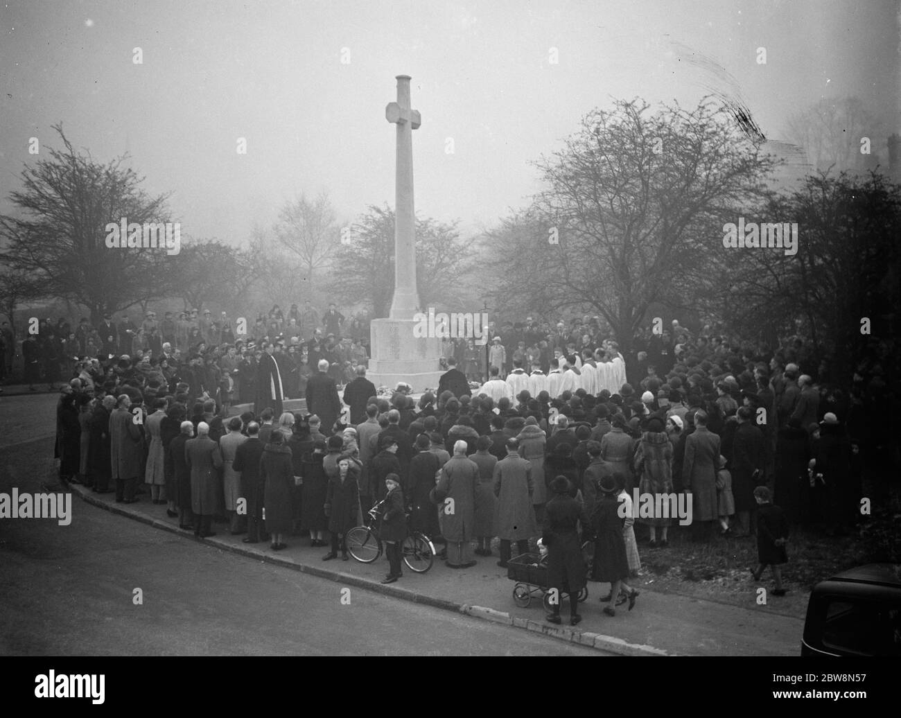 Die Menge rund um das Kriegsdenkmal bei der Gedenkfeier zum Waffenstillstand in Chiselhurst. 1937 Stockfoto