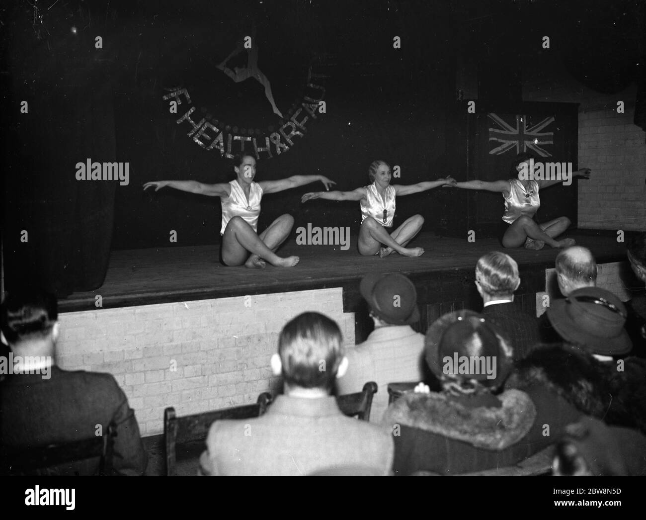 Women ' s League of Health and Beauty in Sidcup zeigt einige ihrer Übungen an die Menge. 1937 Stockfoto