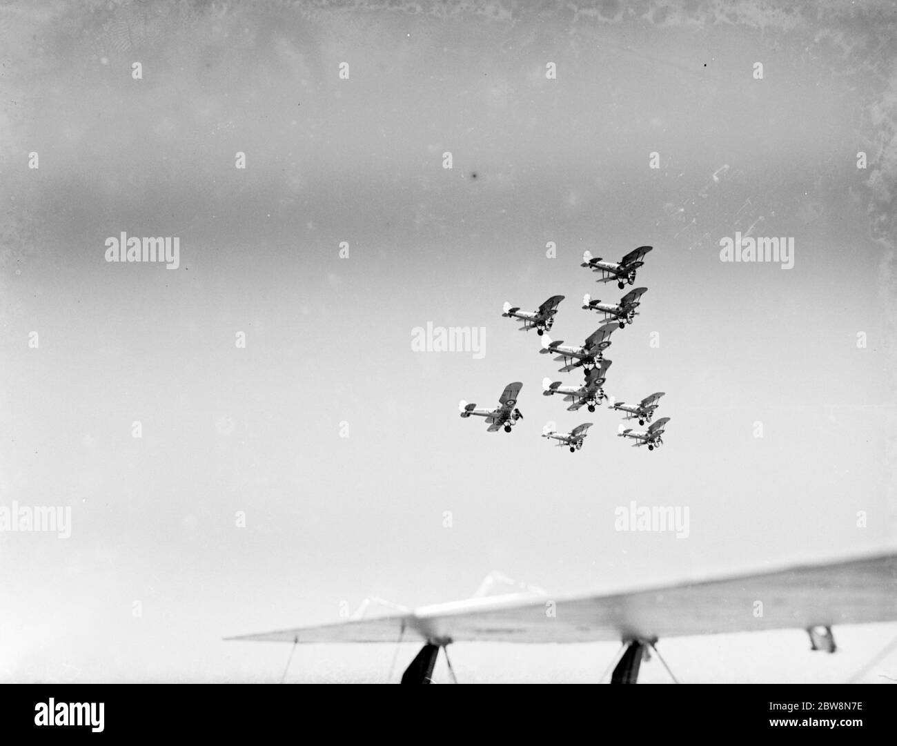 Bristol Bulldogs Kämpfer der No 32 Squadron in Formation fliegen über Biggin Hill . 1936 Stockfoto