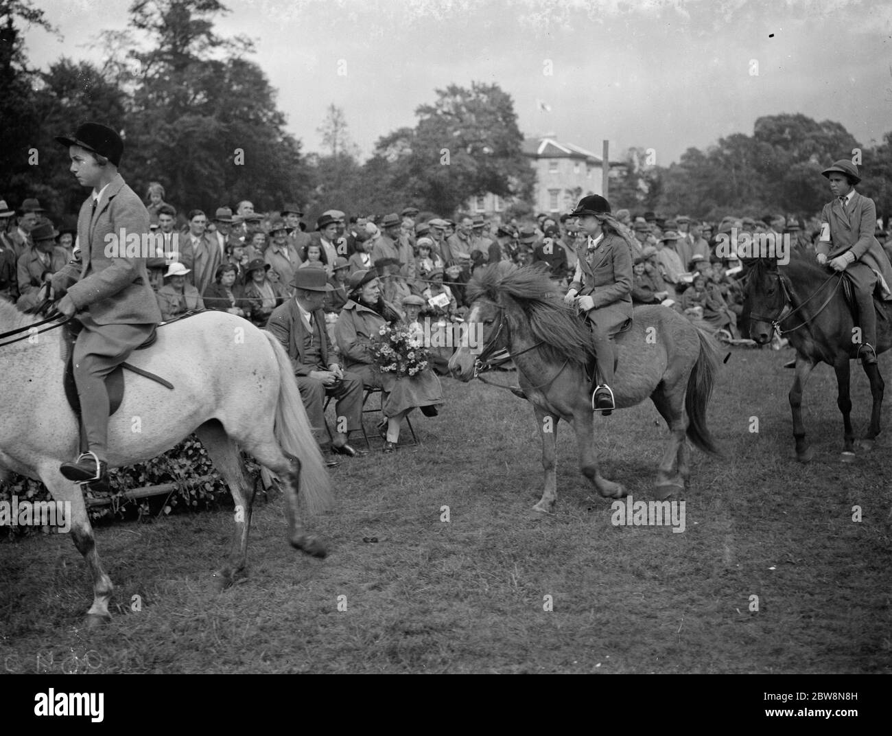 Die Eltham und Bromley gymkhama . Junge Reiter Wettbewerb, Reiten rund um den Ring. 1938 Stockfoto