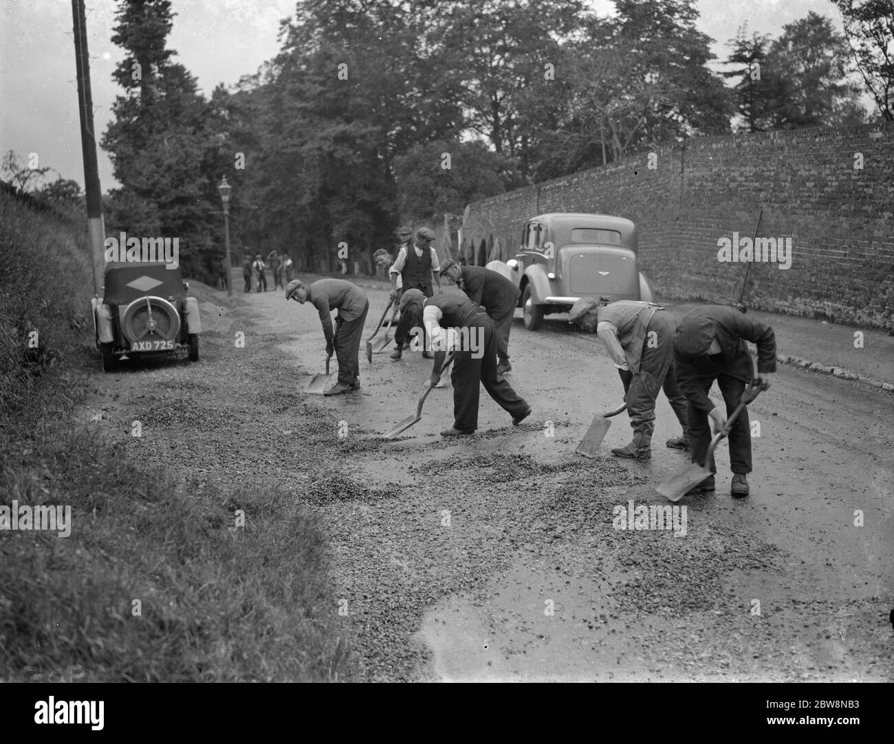 Männer arbeiten auf der North Cray Straße, die Befestigung der beschädigten Oberfläche. 1938 Stockfoto