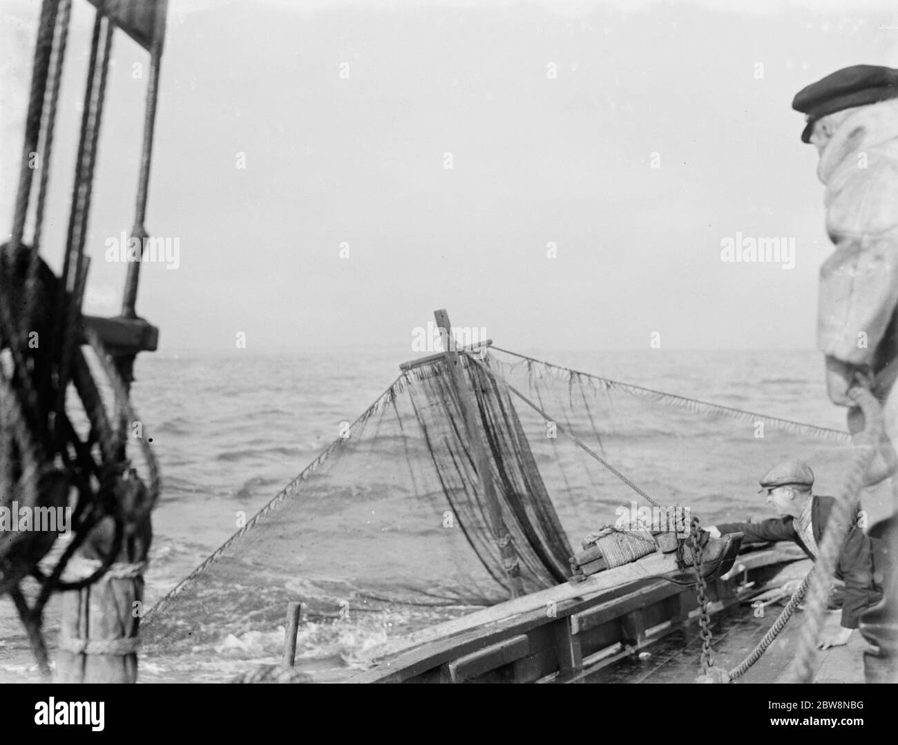 Eine Garnelenbootflotte mit ihren Netzen bereit, mit dem Zaumzeug Set fallen zu lassen. 1936 Stockfoto