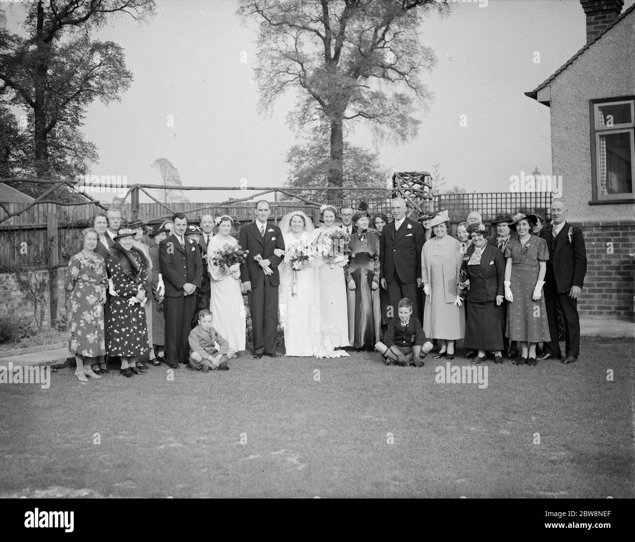 Griffin A C und Miss H Pearce Hochzeit. Gruppenfoto . 1938 Stockfoto