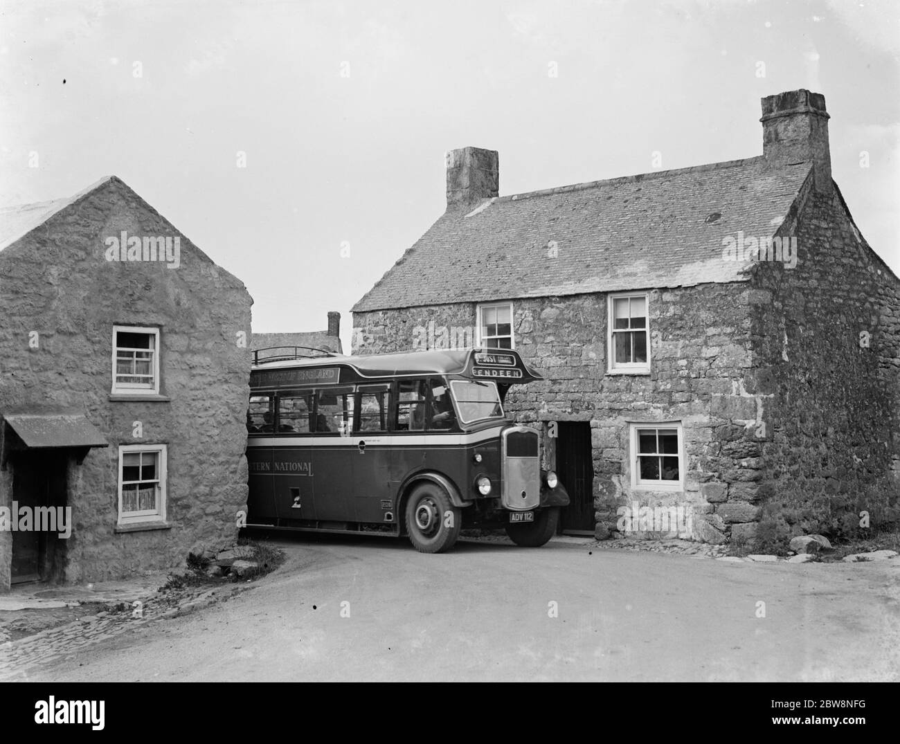 Ein Bus fährt die engen Kurven in St Ives. 1936 . Stockfoto