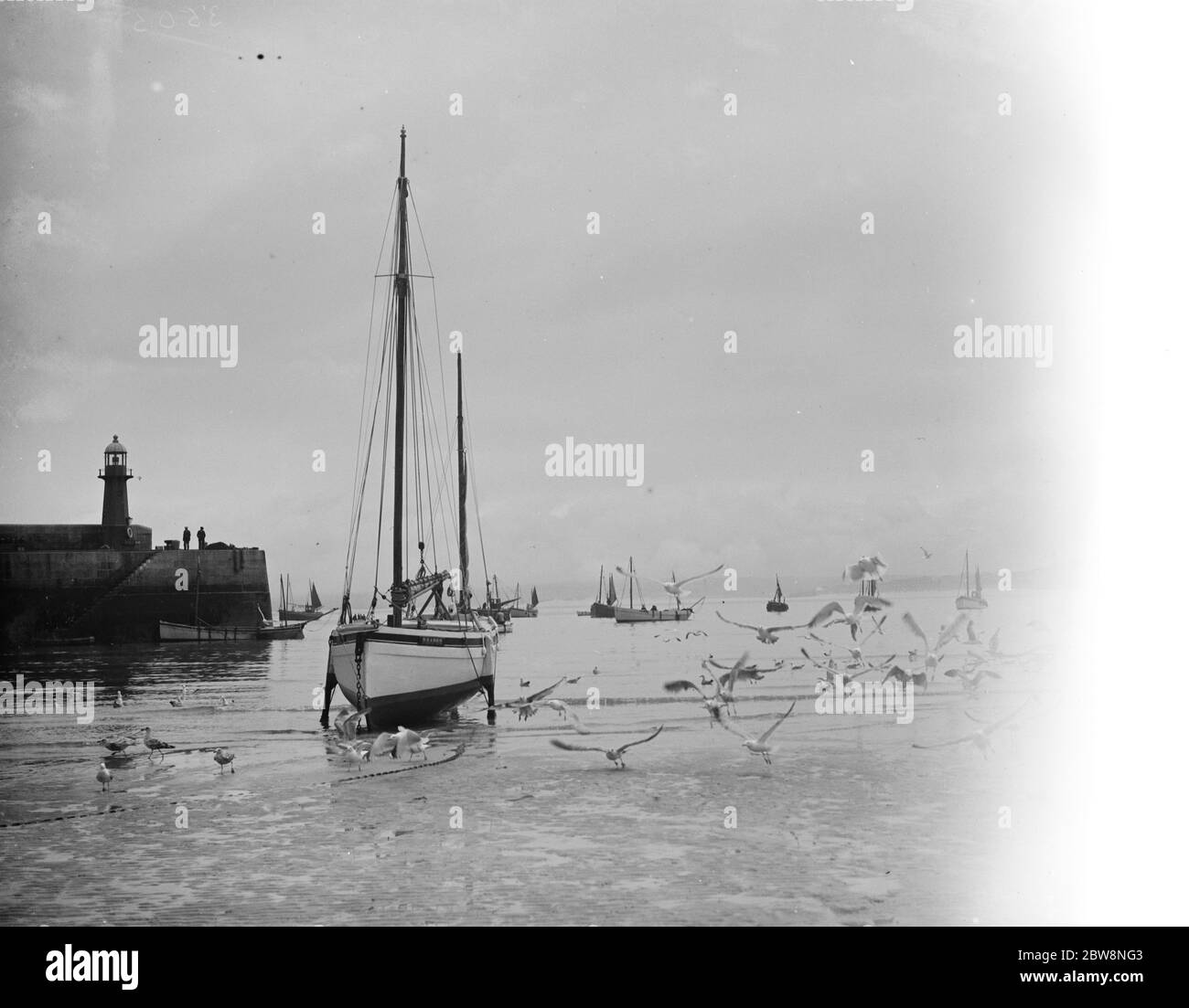 Eine Segelyacht in der Ebbe Schlamm warten auf das Wasser zurück stecken. 1936 . Stockfoto