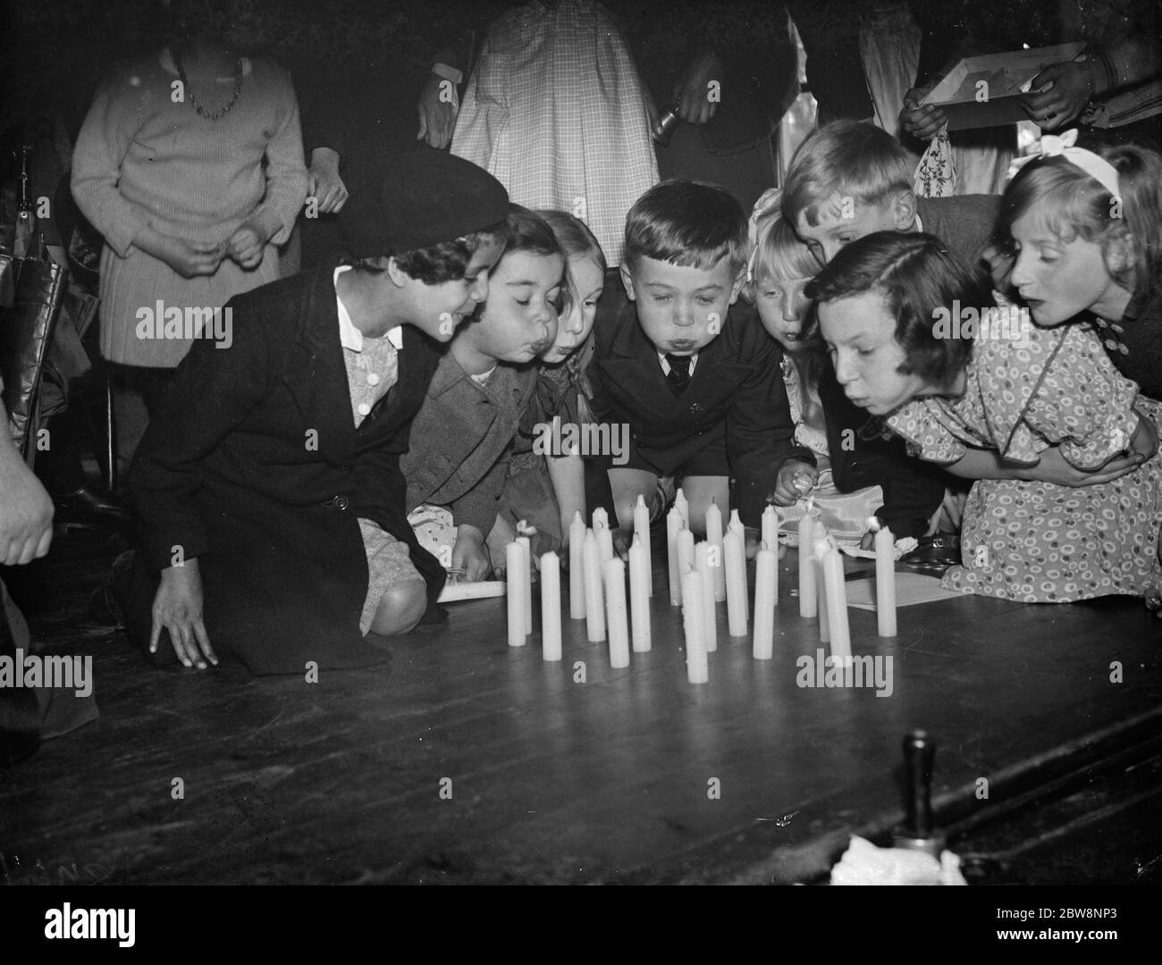 Kinder blasen Kerzen bei Dartford Fete aus. 1938 Stockfoto