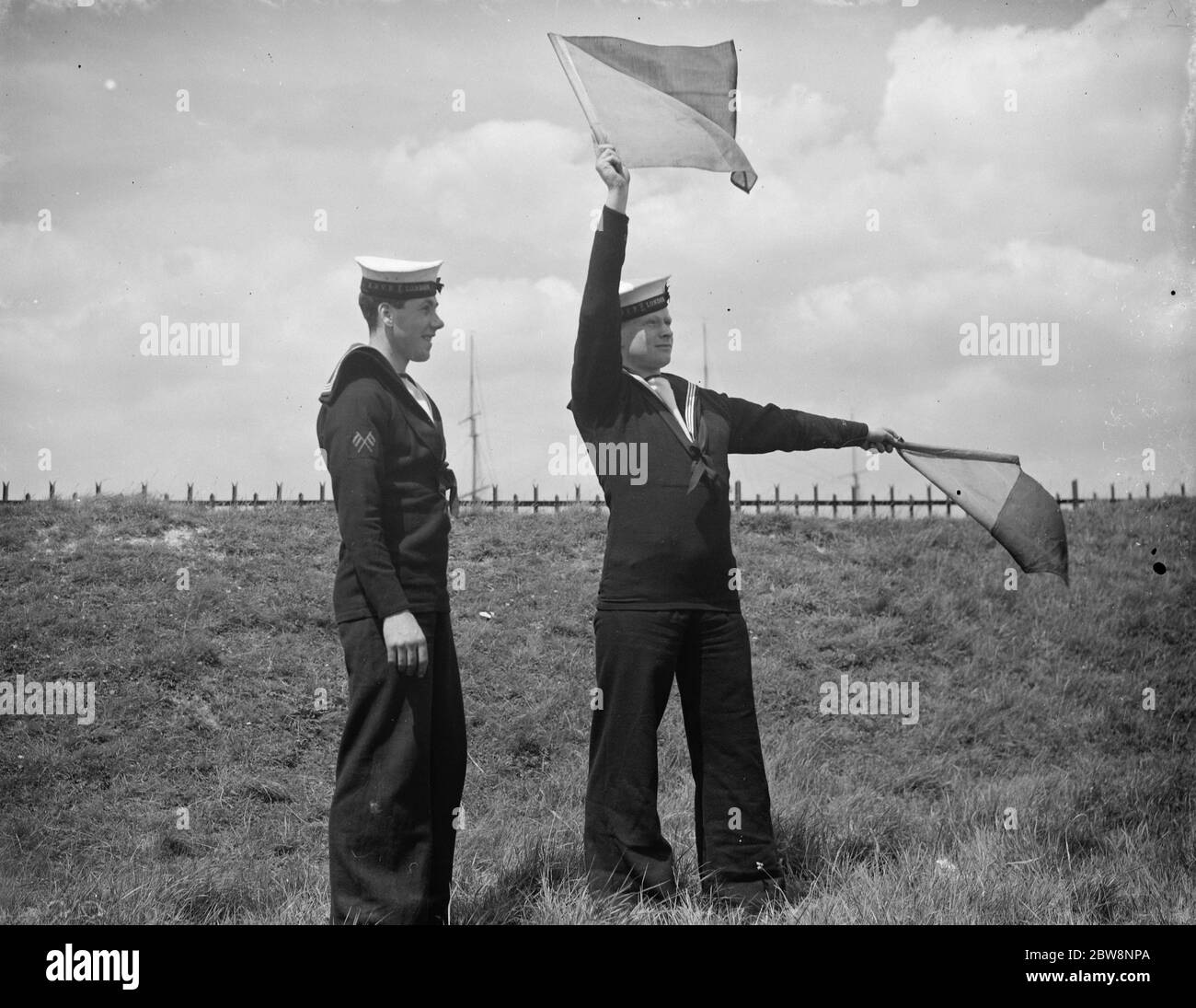 Royal Navy Reserve Freiwillige im Lager in Greenhithe . Ein Signalmann lernt Flag Semaphore . 1938 Stockfoto