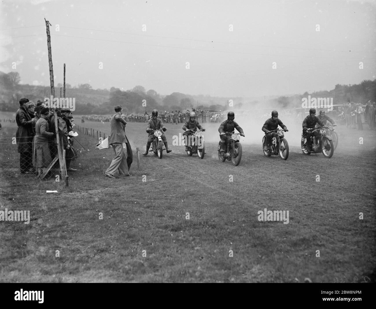 Speedway-Bikes verlassen die Startlinie auf der Bigginhill-Strecke. 1936 Stockfoto