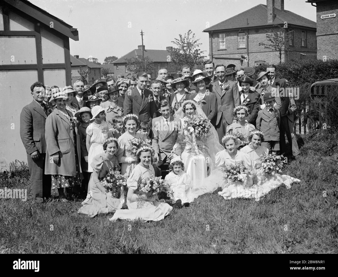 Die Hochzeit von HT Osborn und Miss B Pryke in Eltham. Die Hochzeitsgruppe Pose für ein Foto . Juni 1938 Stockfoto