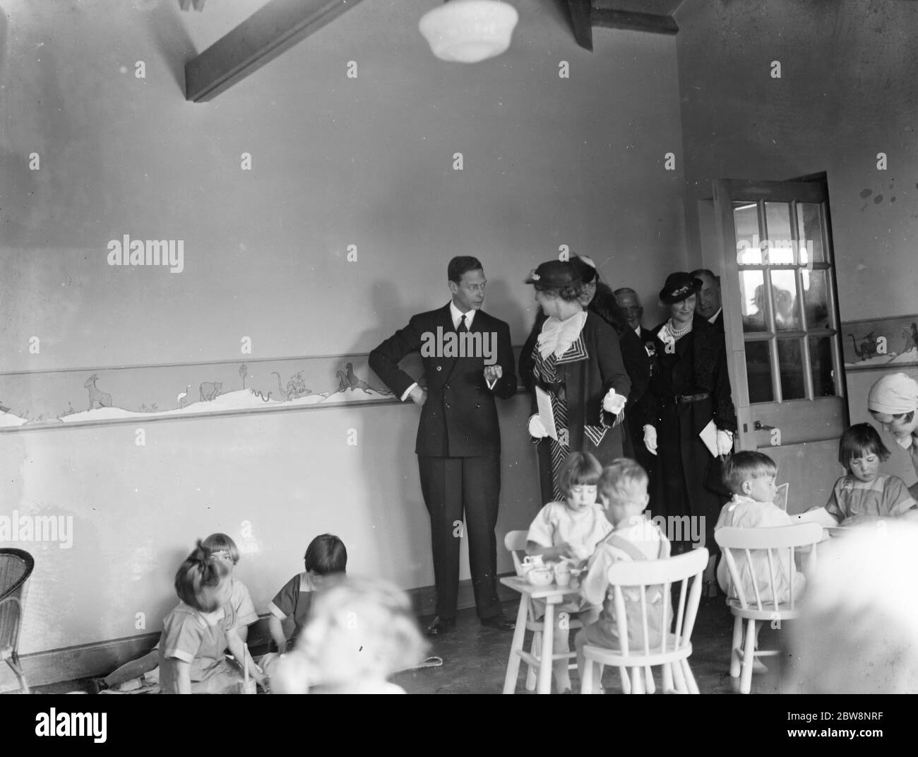 George VI Inspektion der neuen Margaret McMillan Haus für Kinder. 1936 Stockfoto