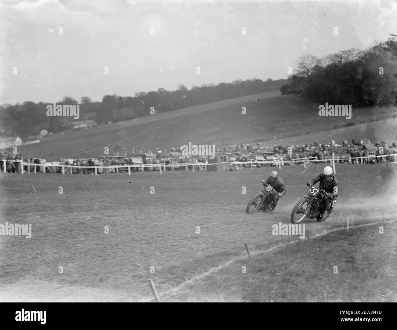 Speedway-Bikes fahren bei Brands Hatch in die Kurve. 1936 Stockfoto
