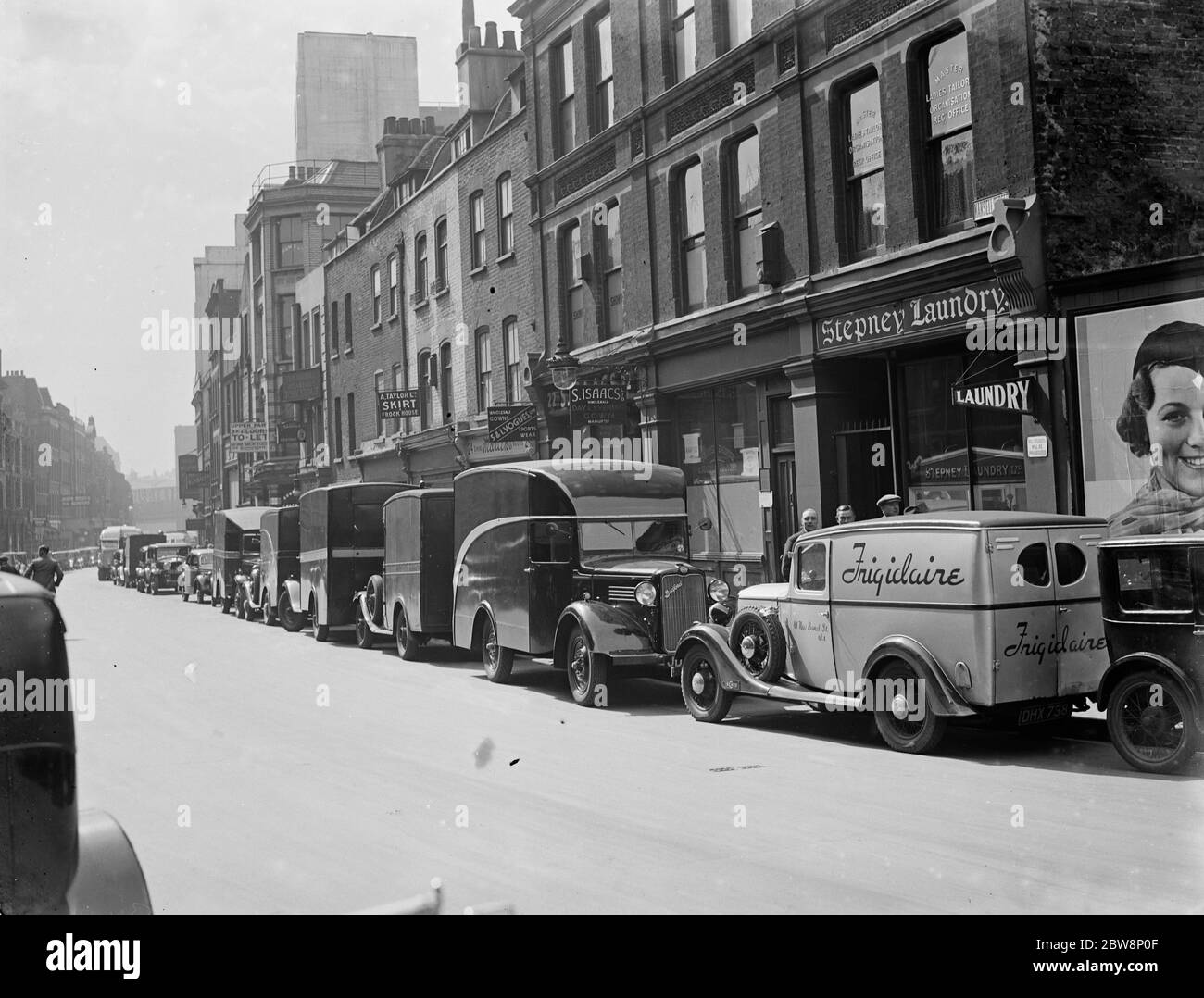 Eine Linie von ford bedford Transportern und Lastwagen auf der Straßenseite aufgereiht. 1936 . Stockfoto