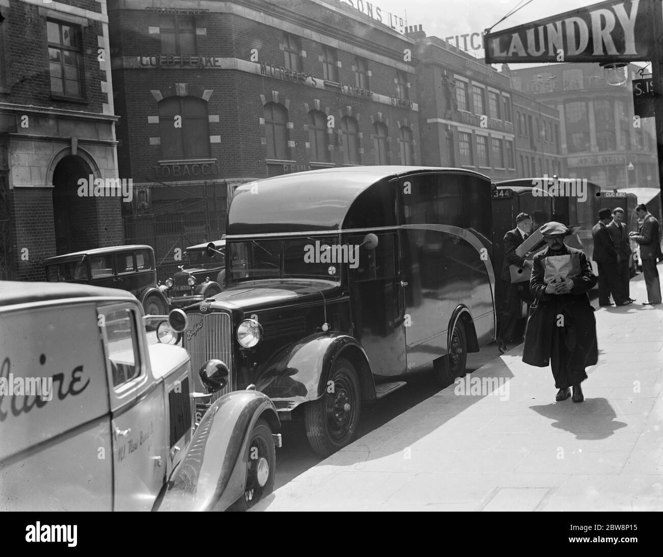 Eine Linie von ford bedford Transportern und Lastwagen auf der Straßenseite aufgereiht. 1936 . Stockfoto
