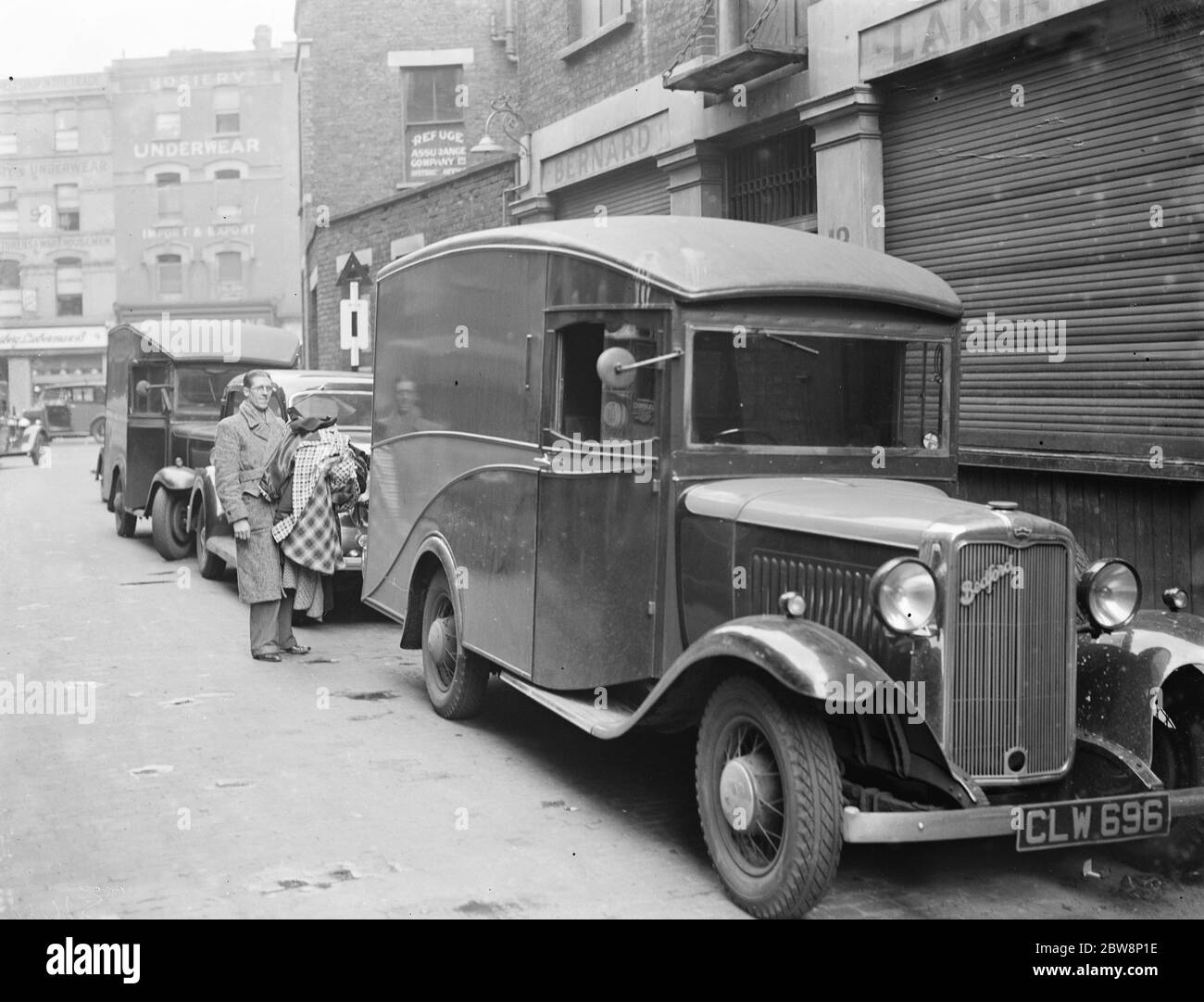 Eine Linie von ford bedford Transportern und Lastwagen auf der Straßenseite aufgereiht. 1936 . Stockfoto