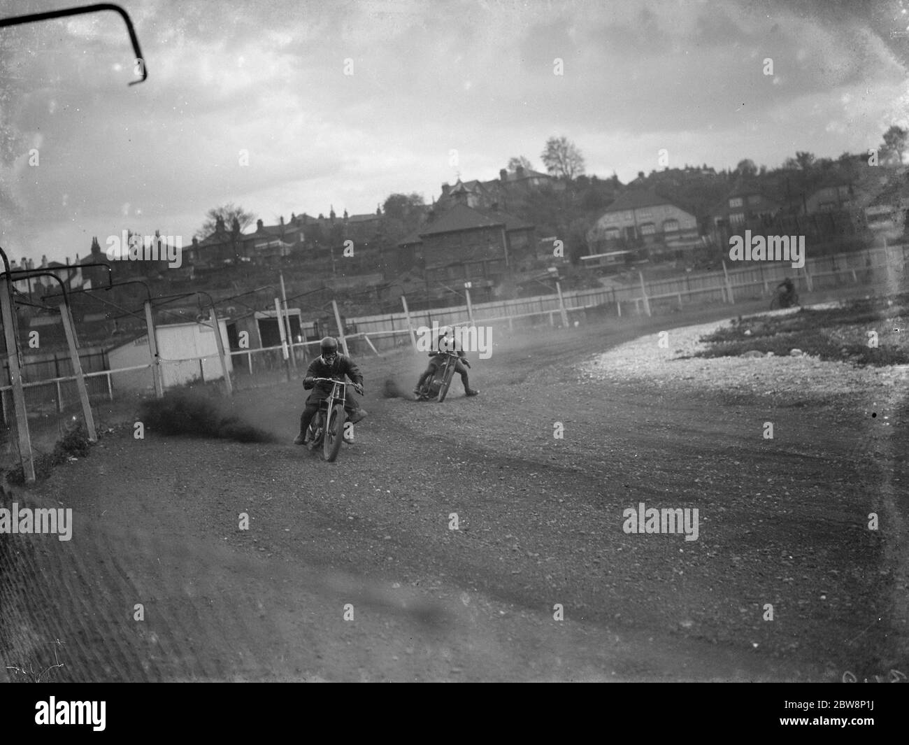 Speedway-Bikes nehmen die Kurve an der Crayford-Strecke. 1936 Stockfoto
