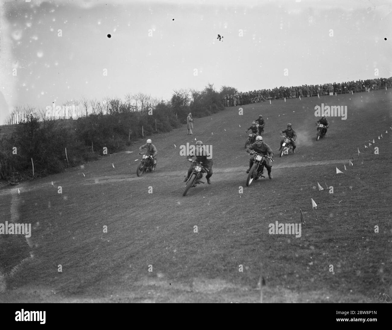 Speedway-Bikes nehmen die Kurve an der Rochester-Strecke. 1936 Stockfoto