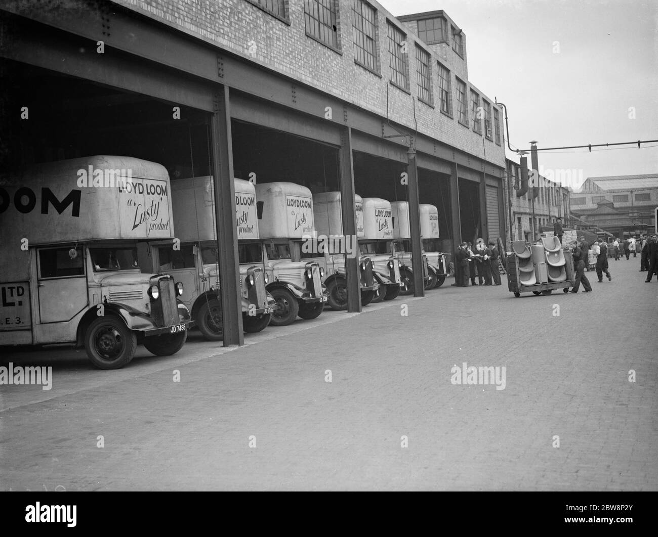 Der Vorplatz von Lloyd Webstuhl, lustiger Möbel produzieren Fabrik, die Bedford LKW warten auf die Arbeitsplätze. 1938 Stockfoto