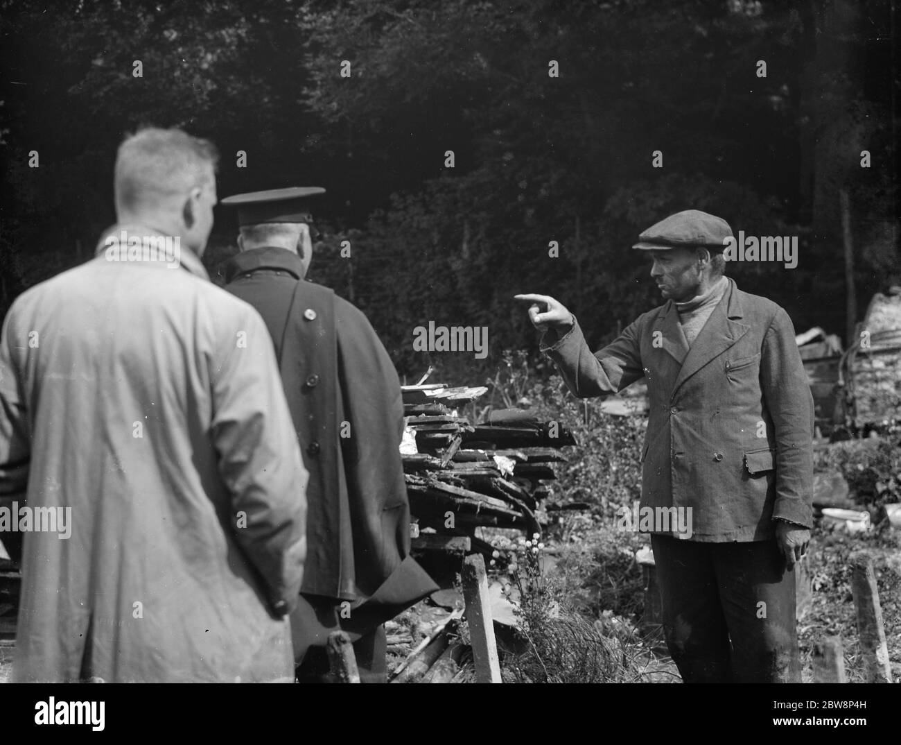 Einzelpersonen weisen auf Argumente für den Abbruch der Hütte in Kingsdown. 1936 Stockfoto