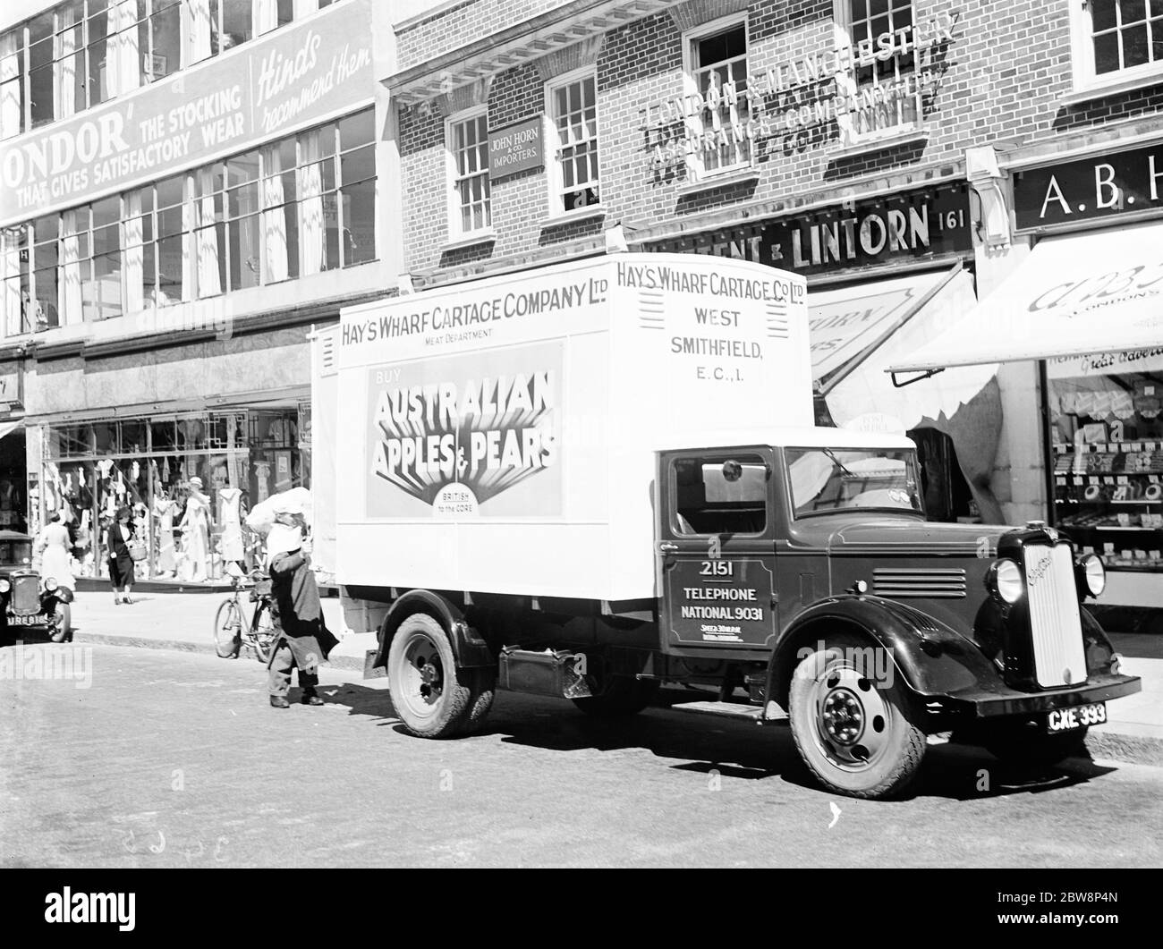 Ein Hay's Wharf Cartage Company ltd ford bedford vor einem Laden Entladen. 1936 . Stockfoto