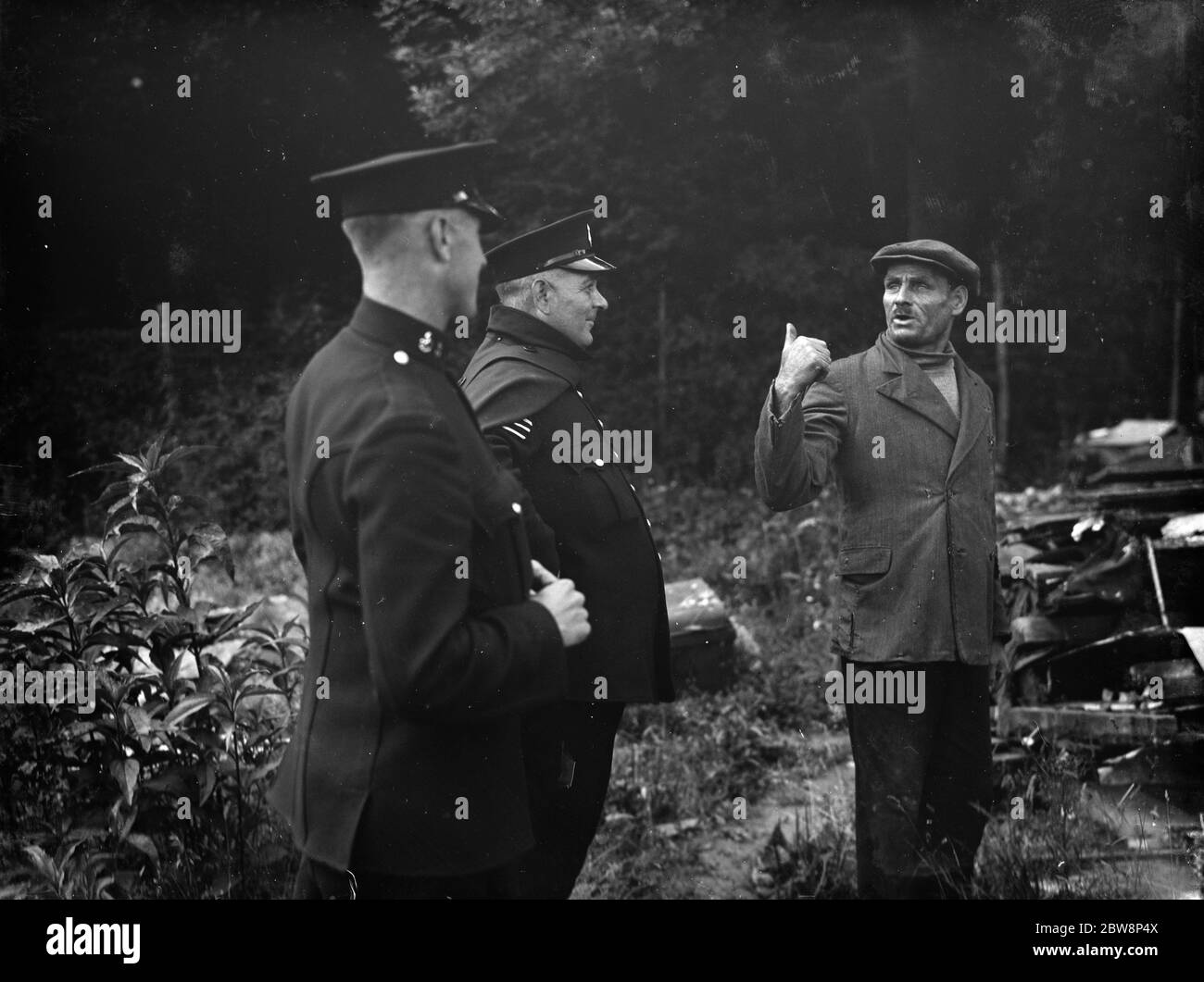 Einzelpersonen weisen auf Argumente für den Abbruch der Hütte in Kingsdown. 1936 Stockfoto