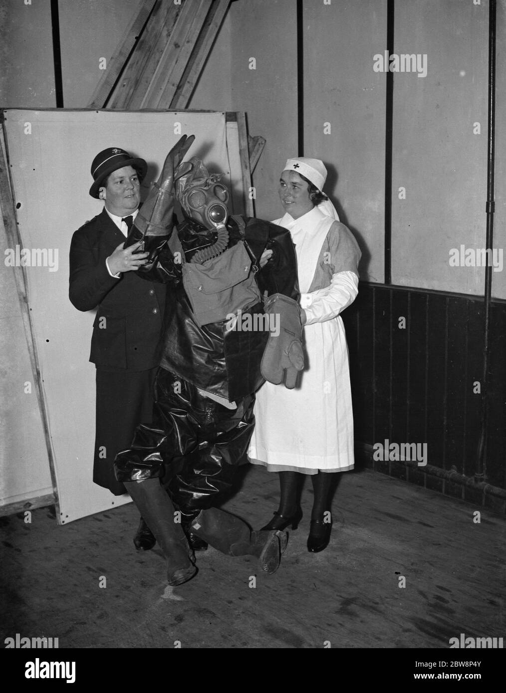 Krankenschwestern zeigen eine Dummy in Schutzkleidung gekleidet auf der Air RAID Ausstellung in Sidcup Place. 22. November 1937 Stockfoto