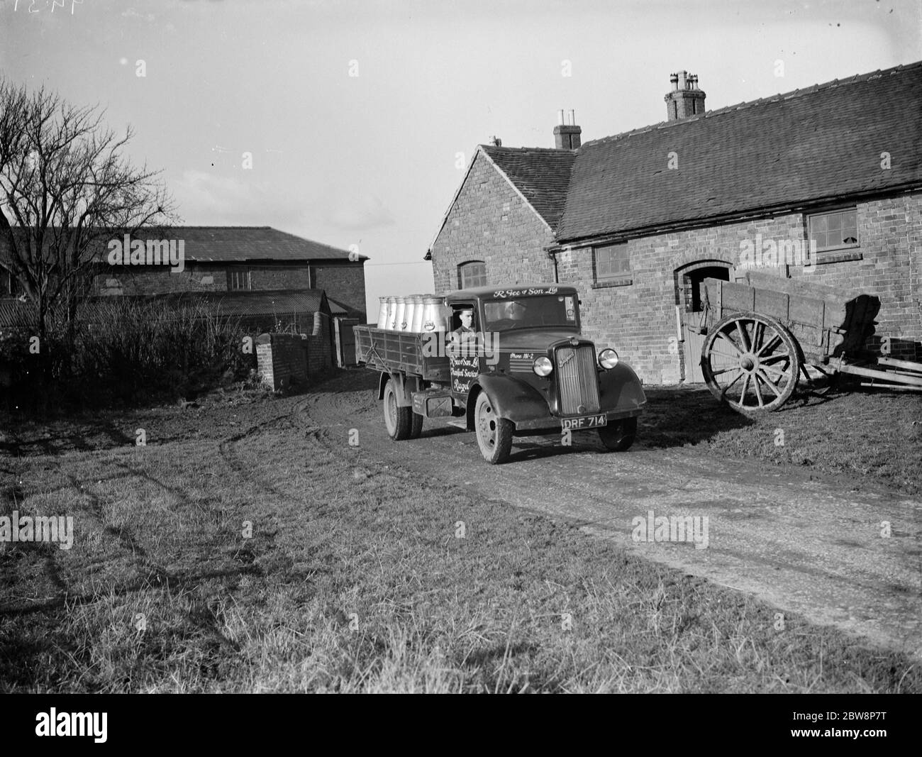 Ein Milchwagen voller Milchschurken verlässt den Hof. 1937 . Stockfoto