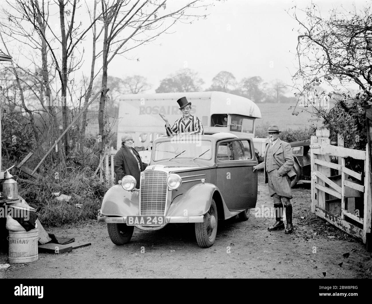 Mitglieder der Zirkusfamilie Rosaire . Links Frau Florence Rosaire, ihr Sohn Aubrey im Auto, rechts Herr Fred Rosaire in Billericay. 23 November 1937 . Stockfoto