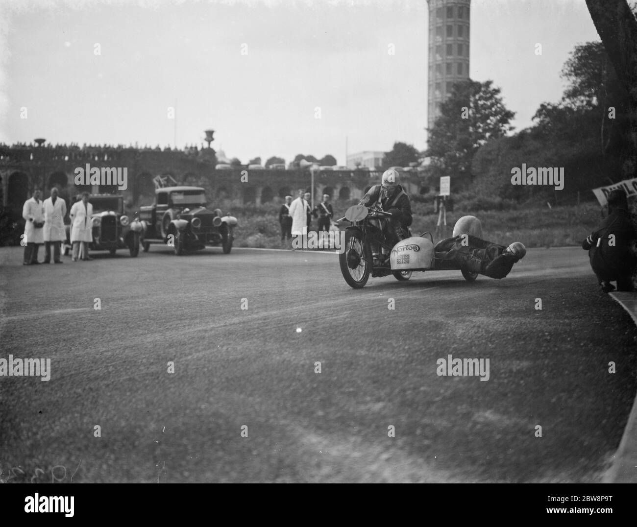 Crystal Palace Road Racing . Ein H Horton rast um die Ecke mit seinem Partner, der sich vom Seitenwagen lehnt. 1938 Stockfoto