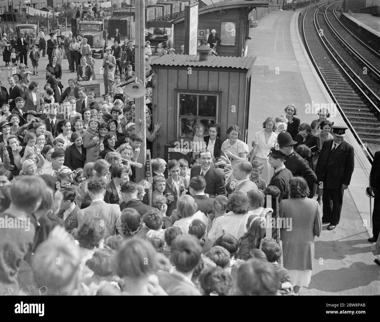 Robinson Cleaver am Bahnhof Falcon Wood. Massen warten auf den Bahnhof. 1938 Stockfoto