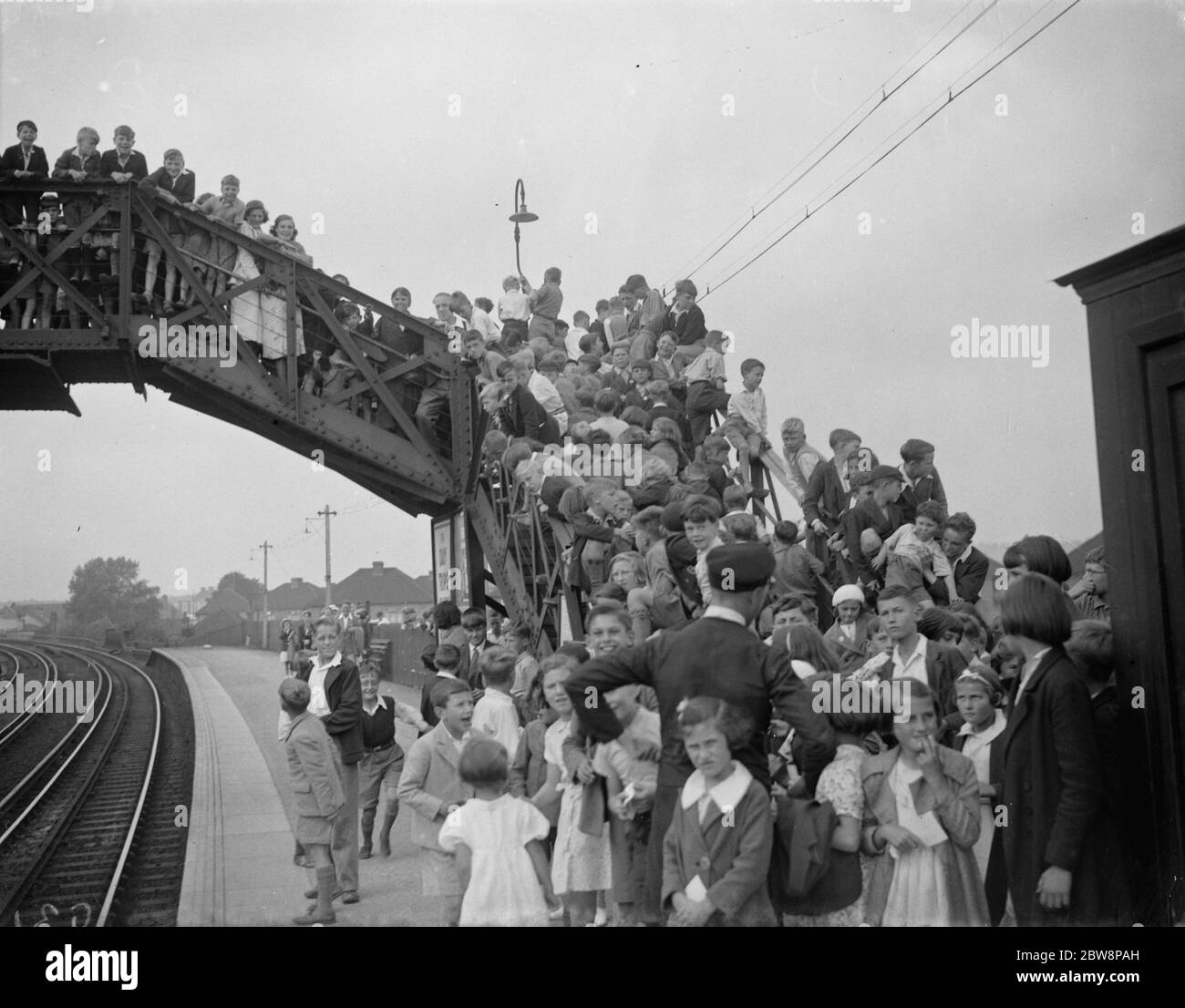 Robinson-Spalter am Bahnhof Falcon Wood. Massen warten auf den Bahnhof. 1938 Stockfoto