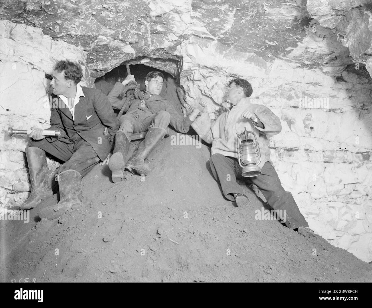 Männer, die die Kreideschicht im Dene-Loch in Crayford betrachten. 1935 Stockfoto