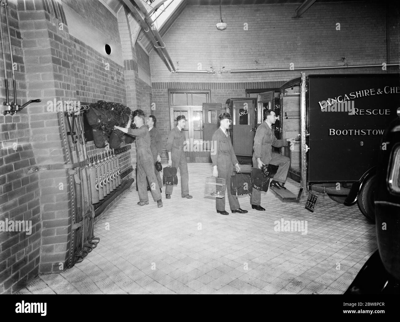 Männer im Lancashire Mine Rescue Center sammeln ihre Ausrüstung und bereiten sich auf den Ausstieg vor. 1937 . Stockfoto