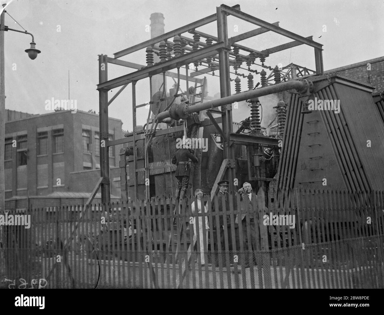 Feuerwehrmann arbeitet an Netztransformator nach der Deptford Kraftwerk Explosion . 1938 Stockfoto