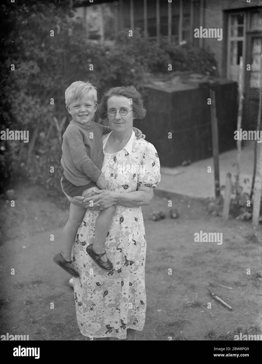 Brian Griffiths wird von seiner Mutter gehalten. 1938 Stockfoto