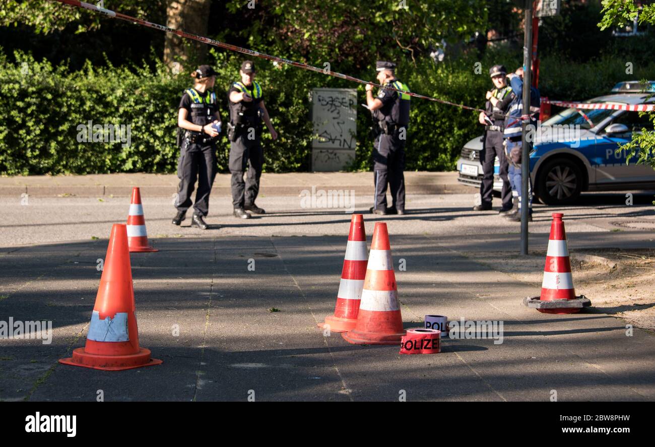 Hamburg, Deutschland. Mai 2020. Pylone stehen an einem Tatort im Bergedorf-Kreis oberhalb möglicher Spuren. Bei einer Auseinandersetzung am Abend wurde einer von ihnen durch einen Schuss verletzt. Die Täter konnten zuerst fliehen. Kredit: Daniel Bockwoldt/dpa/Alamy Live News Stockfoto