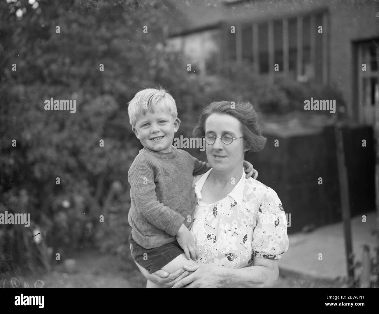 Brian Griffiths wird von seiner Mutter gehalten. 1938 Stockfoto