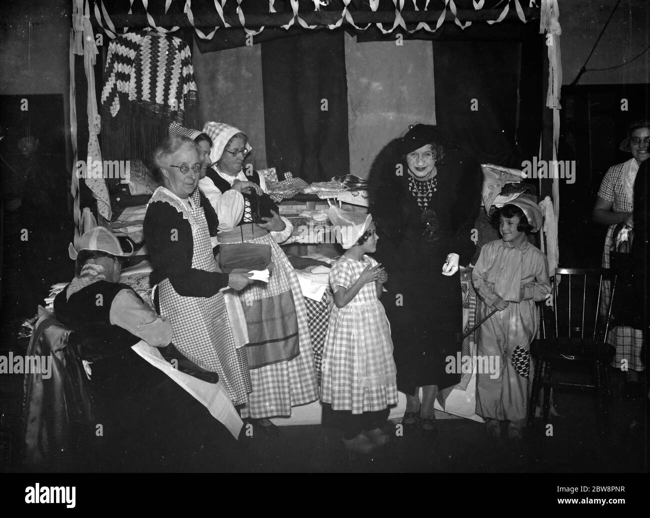 Damen an einem Stand auf dem holländischen Basar in Eltham. Dezember 1937 Stockfoto