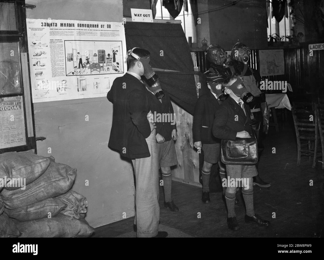 Schuljungen tragen ihre Gasmasken in einem Bohrer in Erith, Kent 1937. Stockfoto