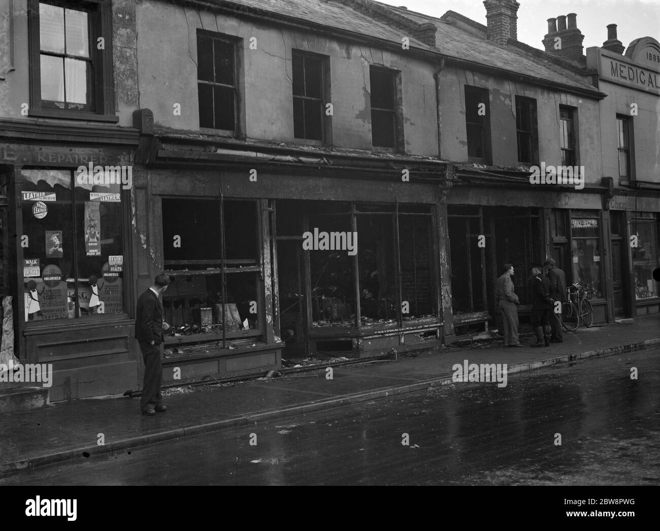 Die ausgebrannten Reste von Geschäften in Swanscombe, Kent nach einem Brand. 1937 Stockfoto