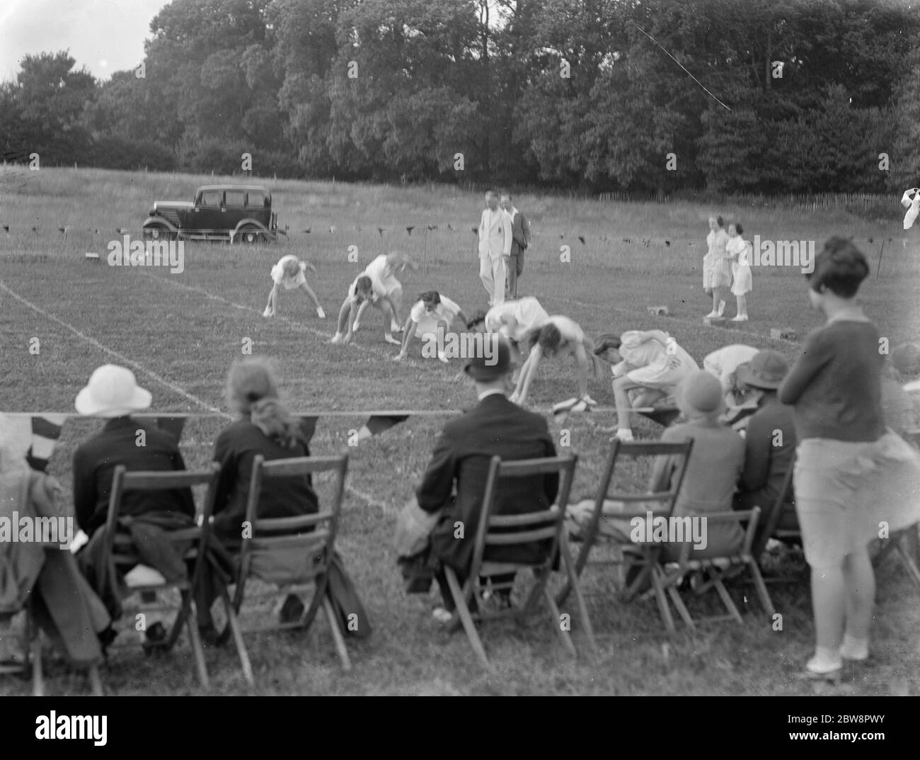 Sidcup Girl Crusaders in der Mitte eines Kartoffelrennen. 1936 . Stockfoto