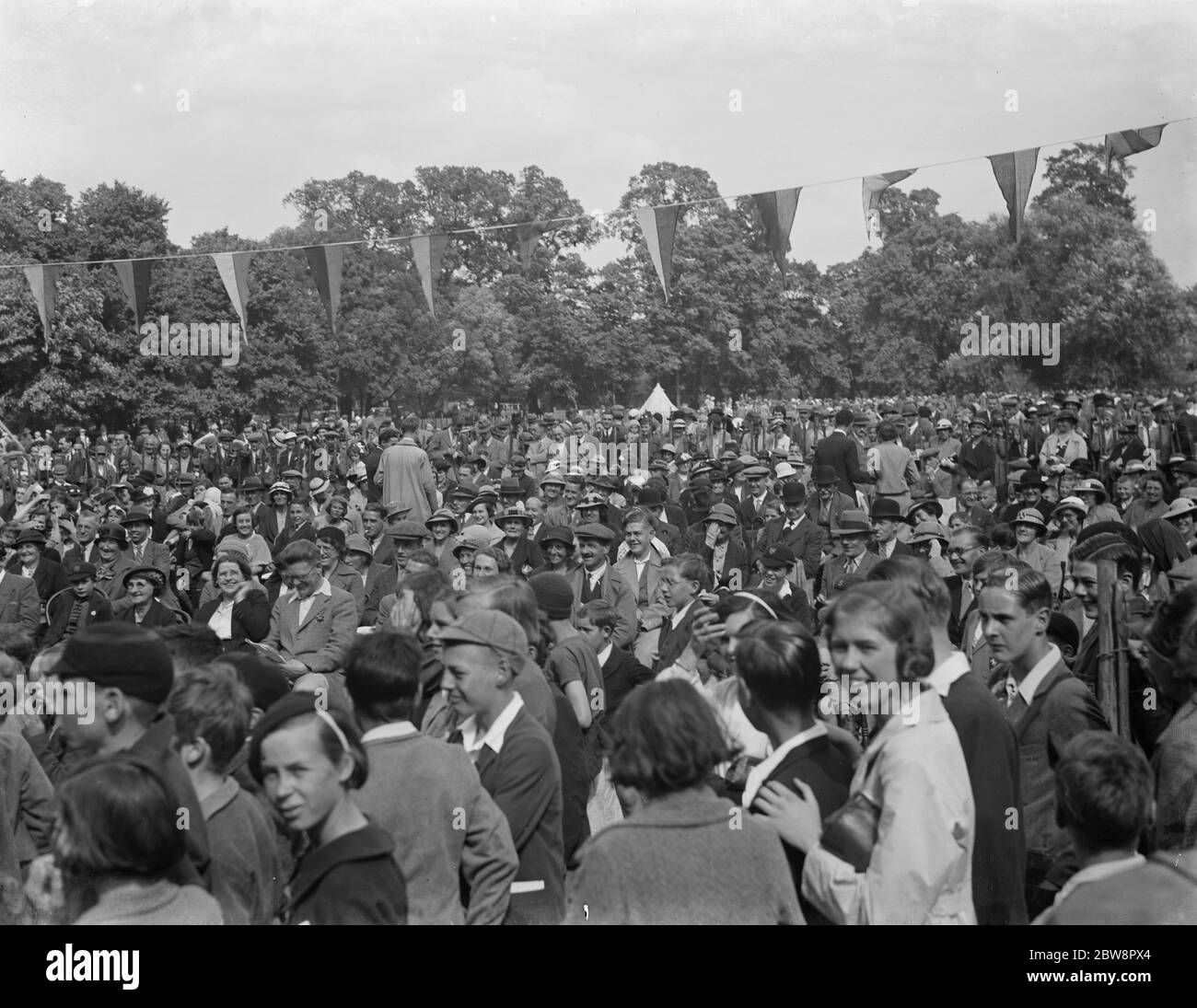 Jubilee Häuser Fete in Sidcup Place. Menschenmassen beobachten das Freilufttheater. 1936 Stockfoto