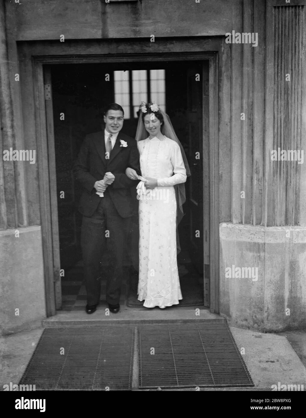 Die Hochzeit von Herrn B Christie und Miss Lindwood . Die Braut und der Bräutigam verlassen die Kirche. 1937. Stockfoto