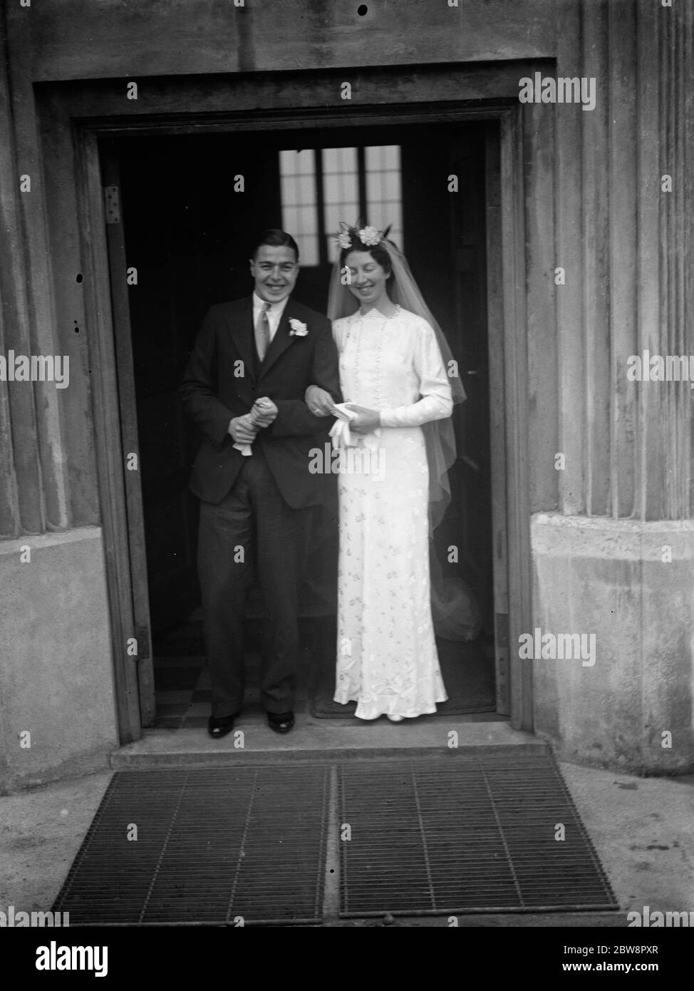 Die Hochzeit von Herrn B Christie und Miss Lindwood . Die Braut und der Bräutigam verlassen die Kirche. 1937. Stockfoto