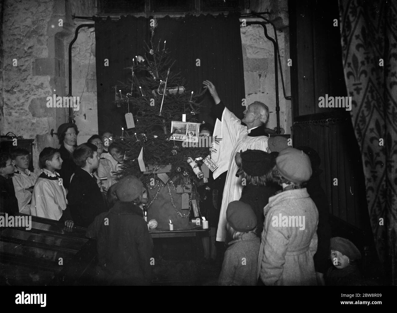 Kinder, die auf den weihnachtsbaum in Farningham Parish Kirche. 1937 Stockfoto