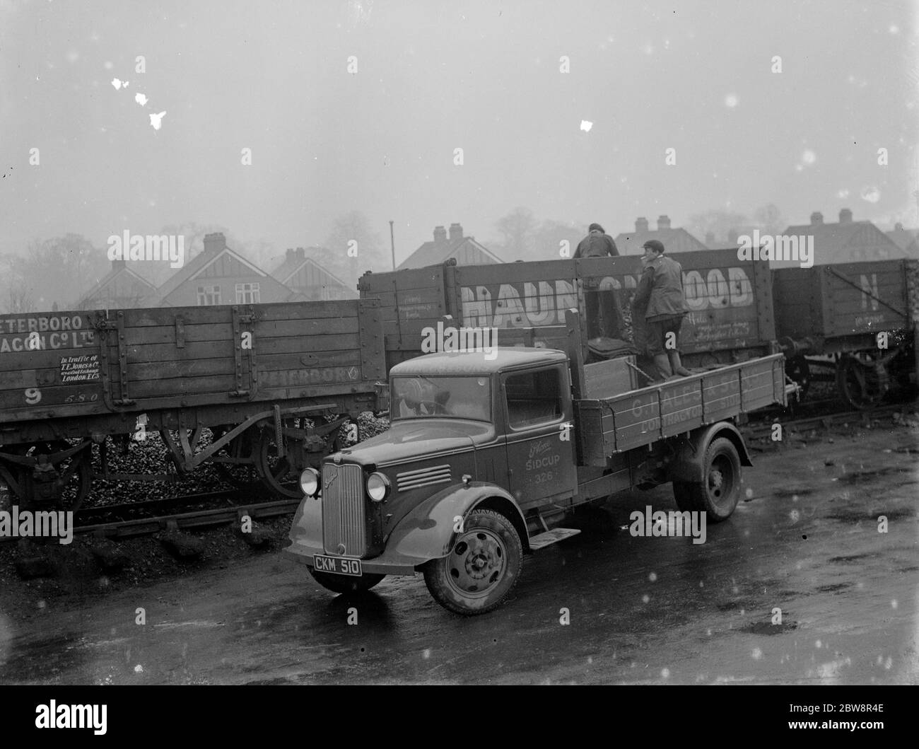 Ein LKW gehört zu G Hale 's und Söhne, wird mit Kohle auf der Eisenbahn-Gleisanschlüsse geladen. 1935 Stockfoto