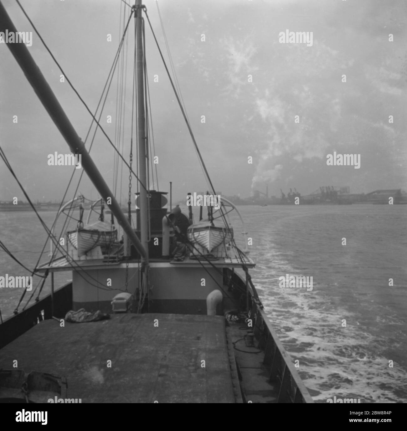 Ein Handelsschiff, das vom Land wegsegelt. 1936 Stockfoto