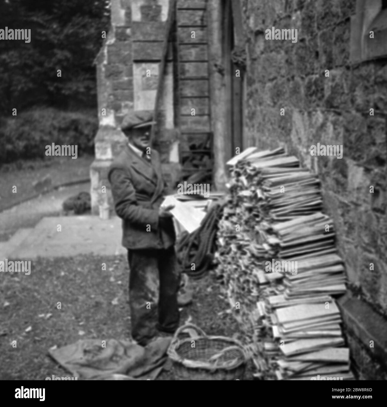 Holzschindeln gegen eine Wand gestapelt. 1936 Stockfoto